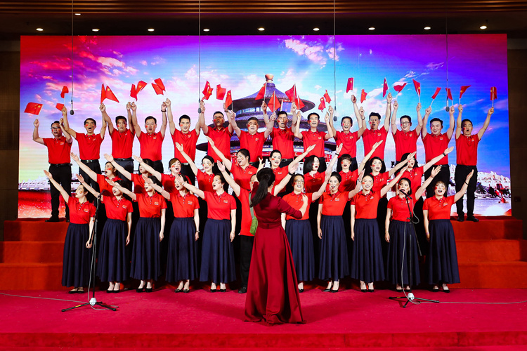 北京江西企業(yè)商會(huì)成員合唱《幸福中國(guó)一起走》.jpg